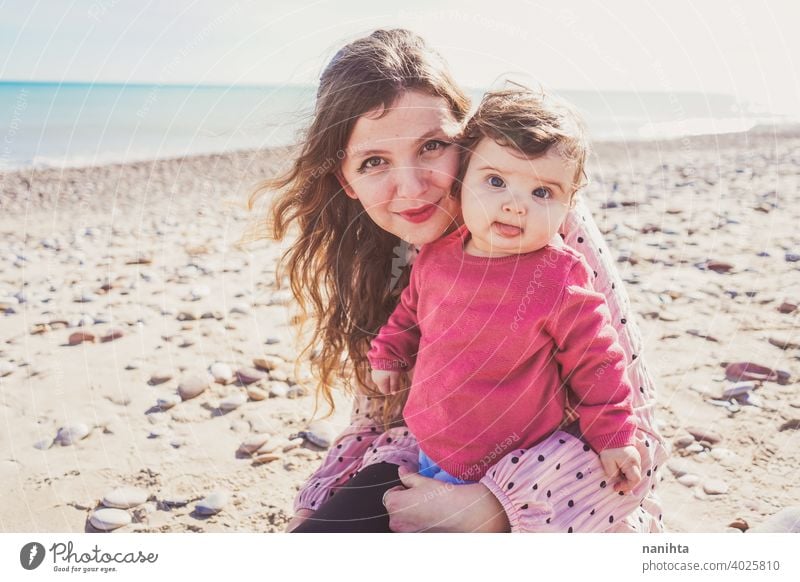 Glückliche Familie Moment einer jungen Mutter genießt einen Tag am Strand mit ihrem Baby Liebe Feiertage Mama Fröhlichkeit Lifestyle Leben Sonne sonnig Sommer