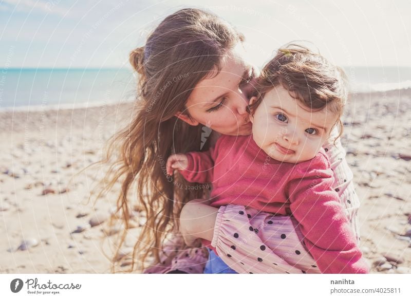 Glückliche Familie Moment einer jungen Mutter genießt einen Tag am Strand mit ihrem Baby Liebe Feiertage Mama Fröhlichkeit Lifestyle Leben Sonne sonnig Sommer