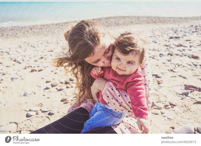 Glückliche Familie Moment einer jungen Mutter genießt einen Tag am Strand mit ihrem Baby Liebe Feiertage Mama Fröhlichkeit Lifestyle Leben Sonne sonnig Sommer