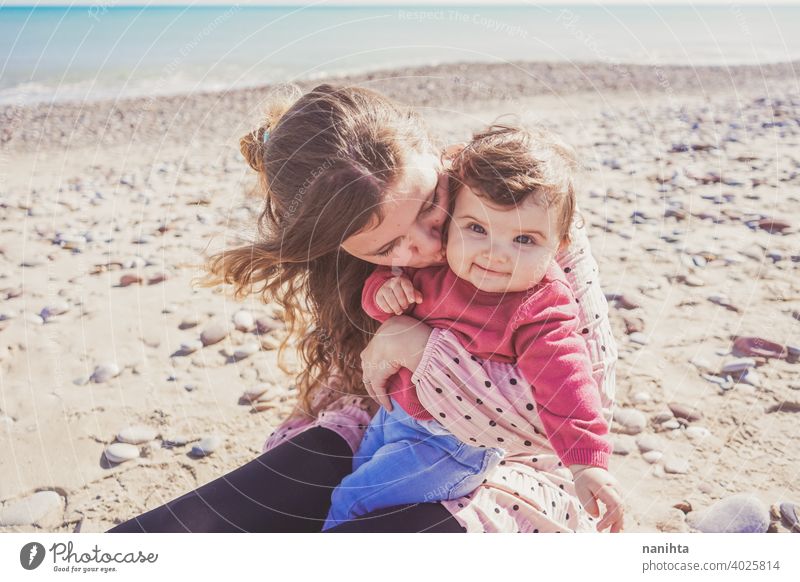 Glückliche Familie Moment einer jungen Mutter genießt einen Tag am Strand mit ihrem Baby Liebe Feiertage Mama Fröhlichkeit Lifestyle Leben Sonne sonnig Sommer