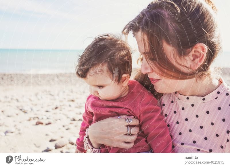 Glückliche Familie Moment einer jungen Mutter genießt einen Tag am Strand mit ihrem Baby Liebe Feiertage Mama Fröhlichkeit Lifestyle Leben Sonne sonnig Sommer