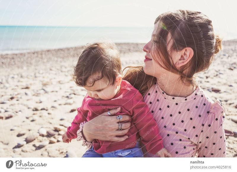 Glückliche Familie Moment einer jungen Mutter genießt einen Tag am Strand mit ihrem Baby Liebe Feiertage Mama Fröhlichkeit Lifestyle Leben Sonne sonnig Sommer