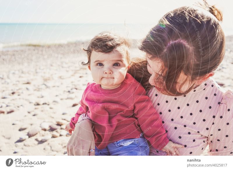 Glückliche Familie Moment einer jungen Mutter genießt einen Tag am Strand mit ihrem Baby Liebe Feiertage Mama Fröhlichkeit Lifestyle Leben Sonne sonnig Sommer