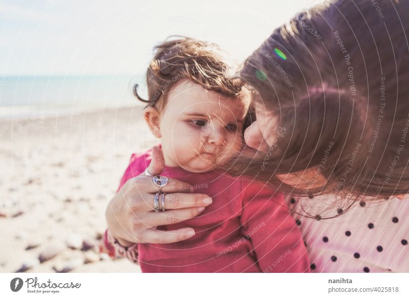 Glückliche Familie Moment einer jungen Mutter genießt einen Tag am Strand mit ihrem Baby Liebe Feiertage Mama Fröhlichkeit Lifestyle Leben Sonne sonnig Sommer