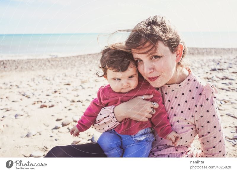 Glückliche Familie Moment einer jungen Mutter genießt einen Tag am Strand mit ihrem Baby Liebe Feiertage Mama Fröhlichkeit Lifestyle Leben Sonne sonnig Sommer