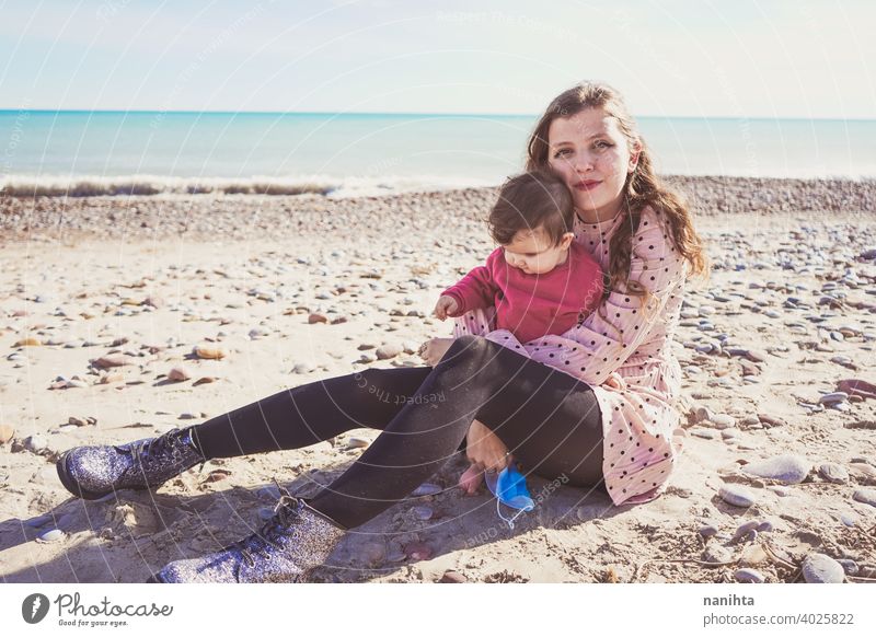 Glückliche Familie Moment einer jungen Mutter genießt einen Tag am Strand mit ihrem Baby Liebe Feiertage Mama Fröhlichkeit Lifestyle Leben Sonne sonnig Sommer