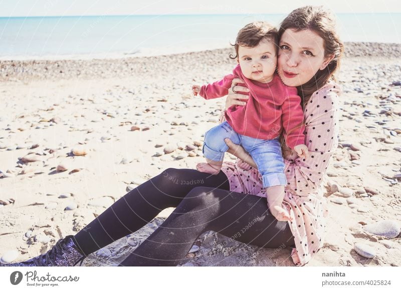 Glückliche Familie Moment einer jungen Mutter genießt einen Tag am Strand mit ihrem Baby Liebe Feiertage Mama Fröhlichkeit Lifestyle Leben Sonne sonnig Sommer