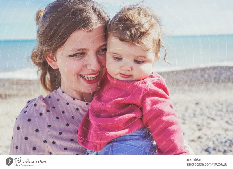 Glückliche Familie Moment einer jungen Mutter genießt einen Tag am Strand mit ihrem Baby Liebe Feiertage Mama Fröhlichkeit Lifestyle Leben Sonne sonnig Sommer