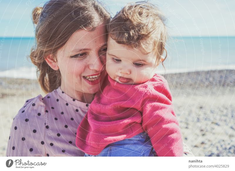 Glückliche Familie Moment einer jungen Mutter genießt einen Tag am Strand mit ihrem Baby Liebe Feiertage Mama Fröhlichkeit Lifestyle Leben Sonne sonnig Sommer