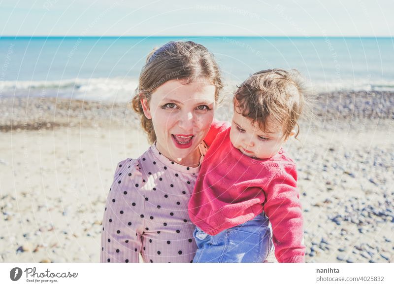 Glückliche Familie Moment einer jungen Mutter genießt einen Tag am Strand mit ihrem Baby Liebe Feiertage Mama Fröhlichkeit Lifestyle Leben Sonne sonnig Sommer