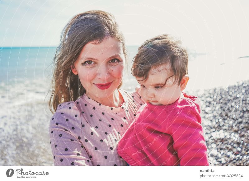 Glückliche Familie Moment einer jungen Mutter genießt einen Tag am Strand mit ihrem Baby Liebe Feiertage Mama Fröhlichkeit Lifestyle Leben Sonne sonnig Sommer