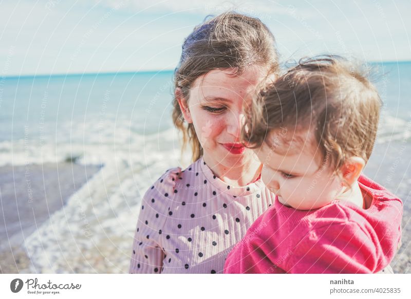 Glückliche Familie Moment einer jungen Mutter genießt einen Tag am Strand mit ihrem Baby Liebe Feiertage Mama Fröhlichkeit Lifestyle Leben Sonne sonnig Sommer