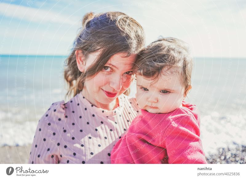 Glückliche Familie Moment einer jungen Mutter genießt einen Tag am Strand mit ihrem Baby Liebe Feiertage Mama Fröhlichkeit Lifestyle Leben Sonne sonnig Sommer