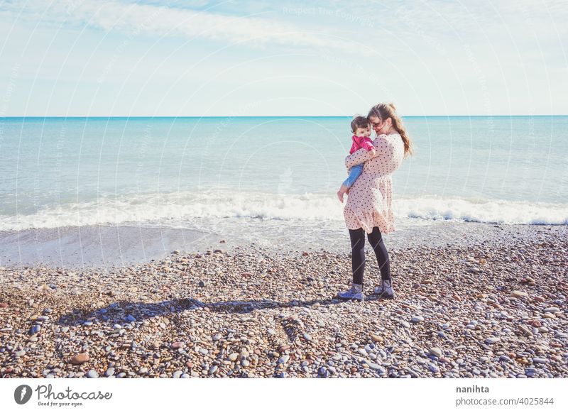 Glückliche Familie Moment einer jungen Mutter genießt einen Tag am Strand mit ihrem Baby Liebe Feiertage Mama Fröhlichkeit Lifestyle Leben Sonne sonnig Sommer