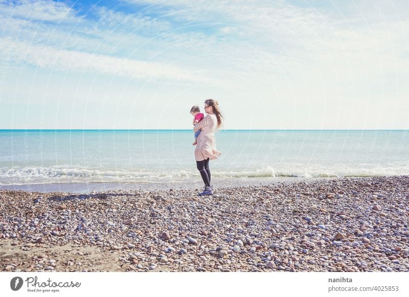 Glückliche Familie Moment einer jungen Mutter genießt einen Tag am Strand mit ihrem Baby Liebe Feiertage Mama Fröhlichkeit Lifestyle Leben Sonne sonnig Sommer