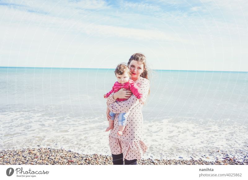 Glückliche Familie Moment einer jungen Mutter genießt einen Tag am Strand mit ihrem Baby Liebe Feiertage Mama Fröhlichkeit Lifestyle Leben Sonne sonnig Sommer