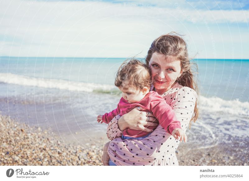 Glückliche Familie Moment einer jungen Mutter genießt einen Tag am Strand mit ihrem Baby Liebe Feiertage Mama Fröhlichkeit Lifestyle Leben Sonne sonnig Sommer