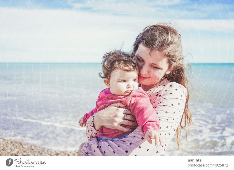 Glückliche Familie Moment einer jungen Mutter genießt einen Tag am Strand mit ihrem Baby Liebe Feiertage Mama Fröhlichkeit Lifestyle Leben Sonne sonnig Sommer