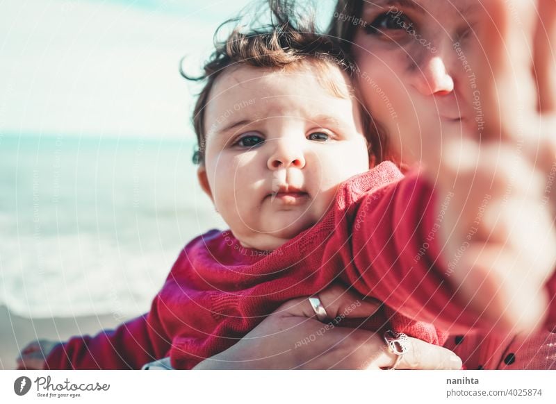 Glückliche Familie Moment einer jungen Mutter genießt einen Tag am Strand mit ihrem Baby Liebe Feiertage Mama Fröhlichkeit Lifestyle Leben Sonne sonnig Sommer