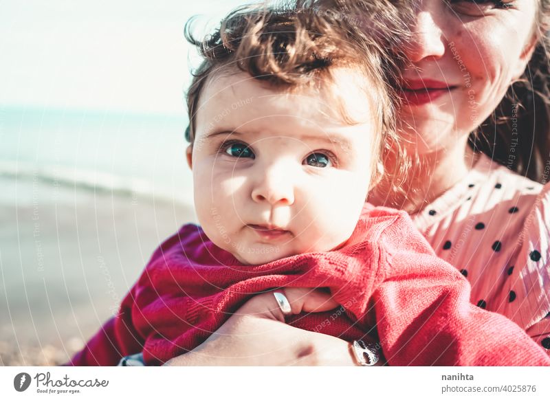 Glückliche Familie Moment einer jungen Mutter genießt einen Tag am Strand mit ihrem Baby Liebe Feiertage Mama Fröhlichkeit Lifestyle Leben Sonne sonnig Sommer