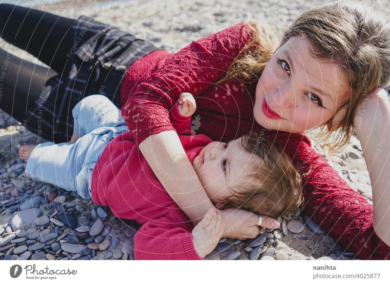 Glückliche Familie Moment einer jungen Mutter genießt einen Tag am Strand mit ihrem Baby Liebe Feiertage Mama Fröhlichkeit Lifestyle Leben Sonne sonnig Sommer