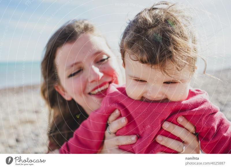 Glückliche Familie Moment einer jungen Mutter genießt einen Tag am Strand mit ihrem Baby Liebe Feiertage Mama Fröhlichkeit Lifestyle Leben Sonne sonnig Sommer