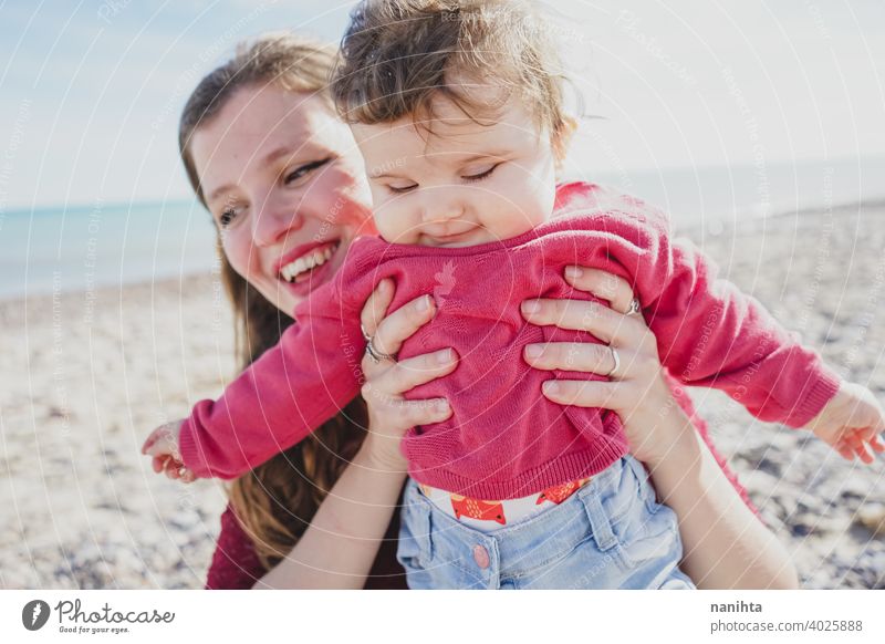 Glückliche Familie Moment einer jungen Mutter genießt einen Tag am Strand mit ihrem Baby Liebe Feiertage Mama Fröhlichkeit Lifestyle Leben Sonne sonnig Sommer