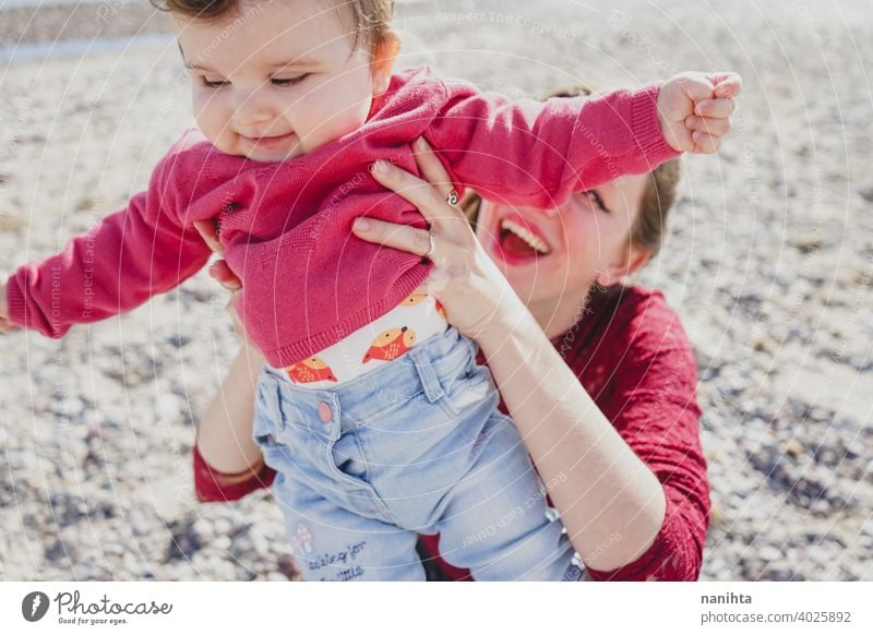 Glückliche Familie Moment einer jungen Mutter genießt einen Tag am Strand mit ihrem Baby Liebe Feiertage Mama Fröhlichkeit Lifestyle Leben Sonne sonnig Sommer