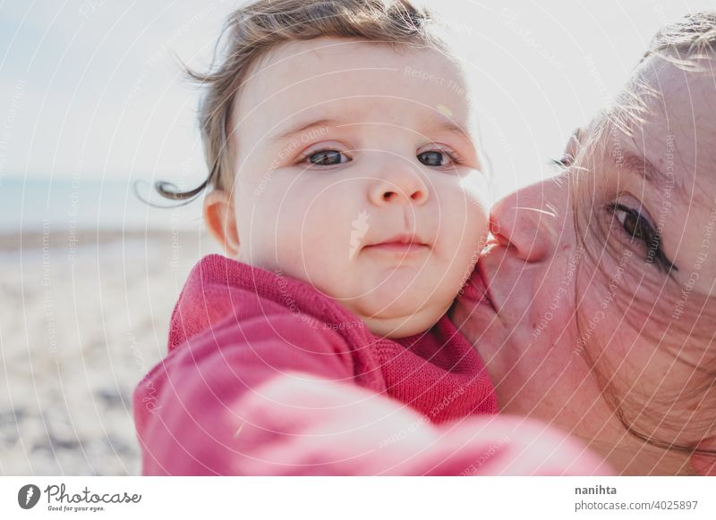 Glückliche Familie Moment einer jungen Mutter genießt einen Tag am Strand mit ihrem Baby Liebe Feiertage Mama Fröhlichkeit Lifestyle Leben Sonne sonnig Sommer