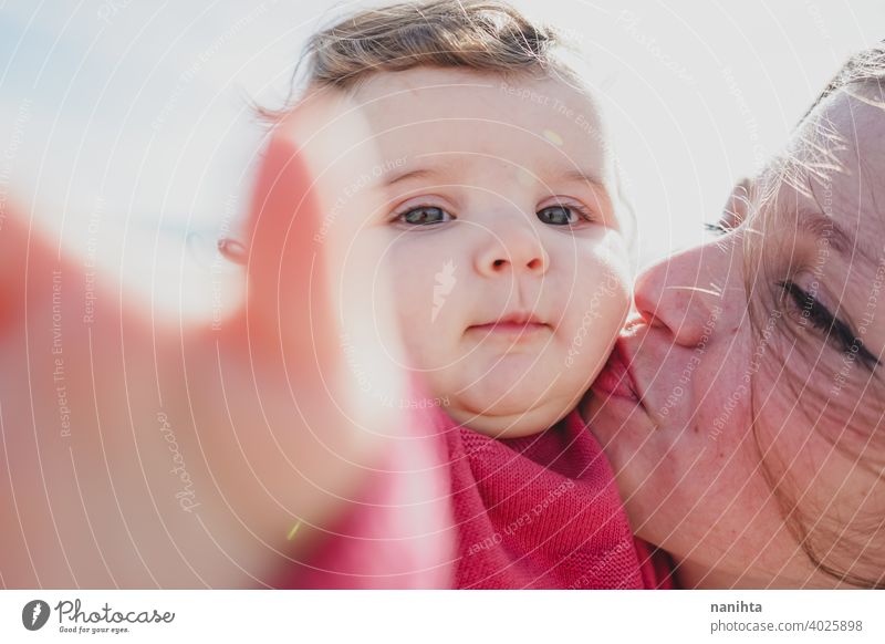 Glückliche Familie Moment einer jungen Mutter genießt einen Tag am Strand mit ihrem Baby Liebe Feiertage Mama Fröhlichkeit Lifestyle Leben Sonne sonnig Sommer