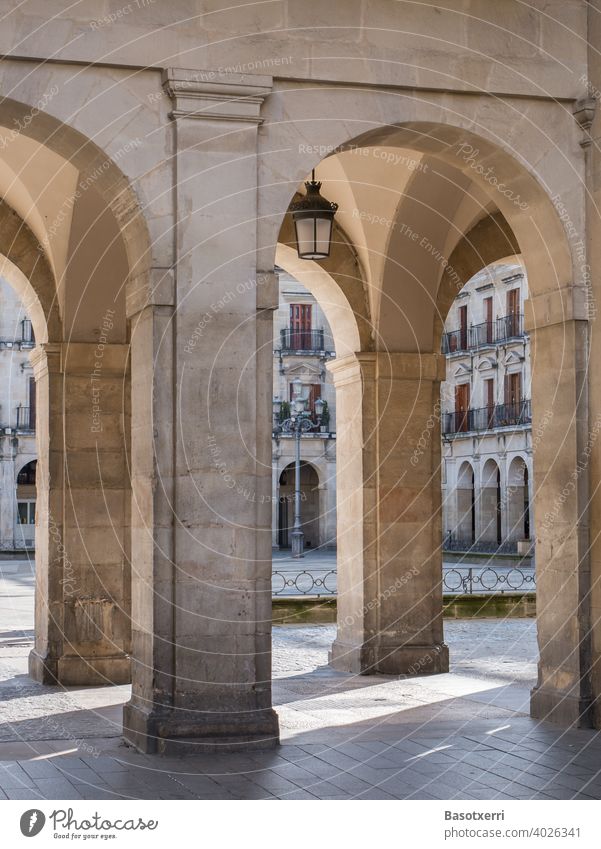 Licht und Schatten am Bogengang der Plaza España in Vitoria, Baskenland, Spanien Plaza Nueva Olaguibel Architektur Säulen Platz Innenstadt Außenaufnahme Gebäude