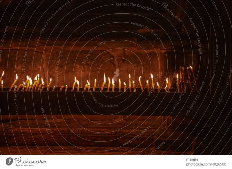 Viele brennende Kerzen in einer Kirche! Kerzenschein Kerzenflamme Menschenleer Flamme Licht Kerzendocht leuchten dunkel Feuer Wachs hell Romantik Wärme