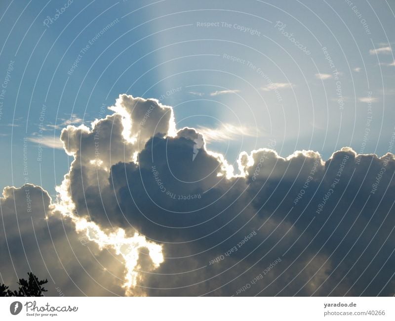 Sonne hinter Wolken Kumulus gleißend Regenwolken Himmel Beleuchtung