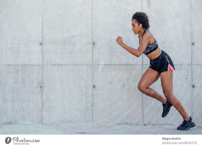 Afro-Athletische Frau läuft im Freien. Sport Übung Training Läufer Hintergrund Menschen Pflege Freizeit Körper Porträt Aktion Bewegung Herz trainiert.