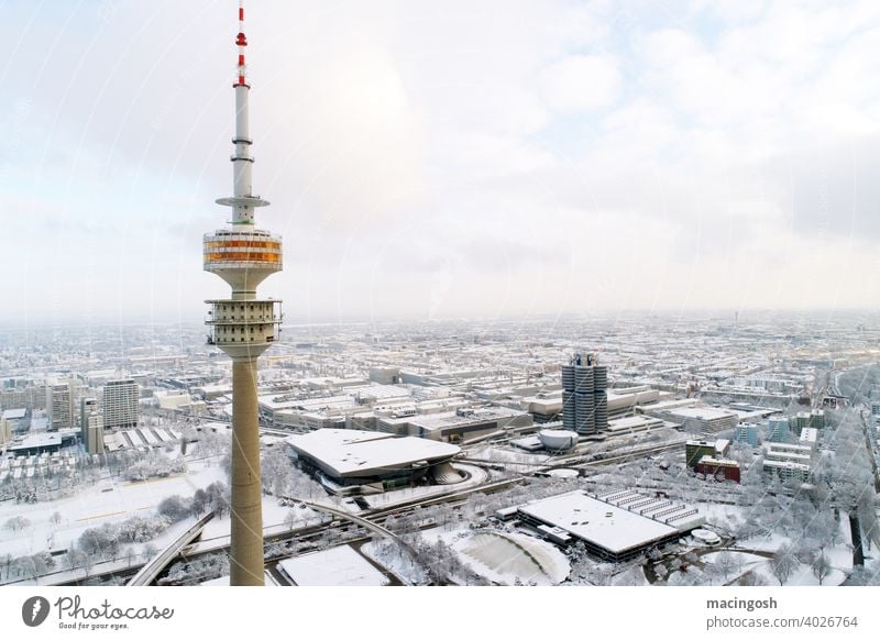 München mit Olympiaturm im Winter olympiaturm olympiapark muenchen deutschland olympische spiele 1972 winter schnee weiß niemand copyspace himmel bayern