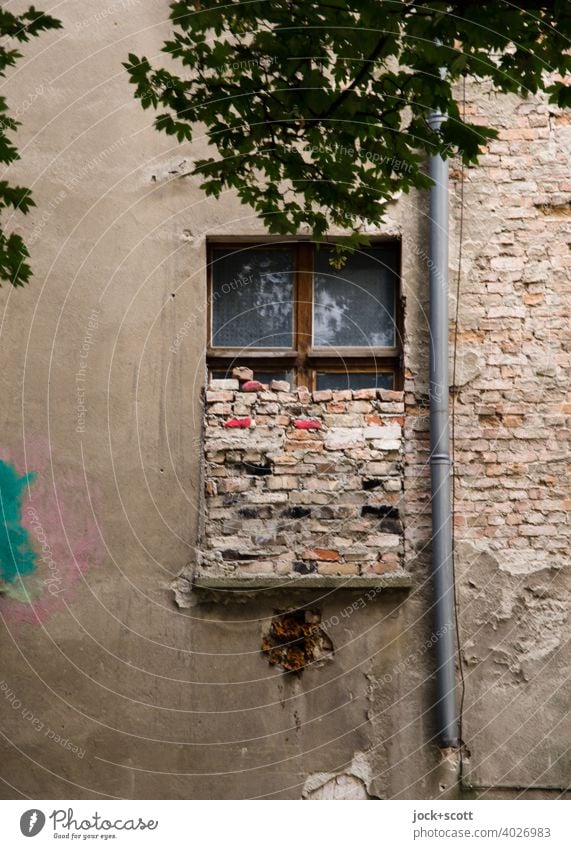 halbes Fenster zugemauert Fassade Backstein lost places Zahn der Zeit Wandel & Veränderung Endzeitstimmung Regenrohr verwittert Berlin-Mitte authentisch Mauer