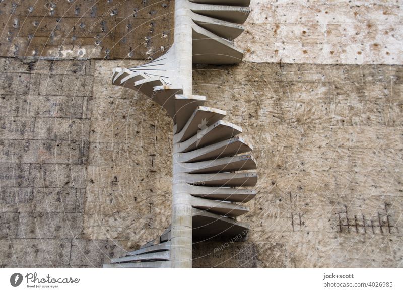 Wendeltreppe am Bau Baustelle Gebäude Architektur Brandmauer Spirale authentisch Stufenordnung Fluchtweg Strukturen & Formen abstrakt Modernisierung Fassade