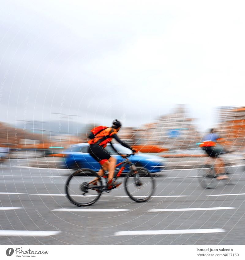 Radfahrer auf der Straße in der Stadt Bilbao, Spanien Biker Fahrrad Transport Verkehr Sport Fahrradfahren Radfahren Übung Mitfahrgelegenheit Geschwindigkeit