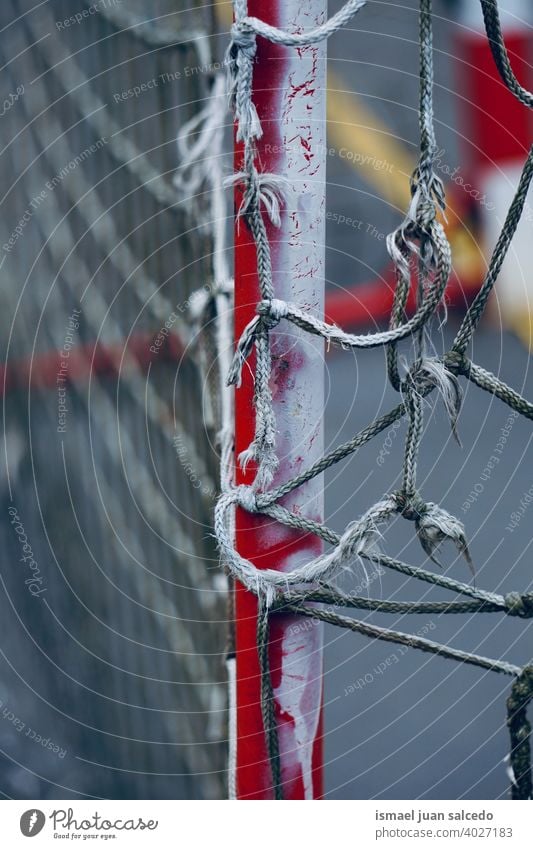 altes kaputtes Straßenfußballtor Sportgerät Fußballtor Tor Seil Netz Feld Fußballfeld Gerät spielen Spielen Verlassen Park Spielplatz im Freien gebrochen Bilbao