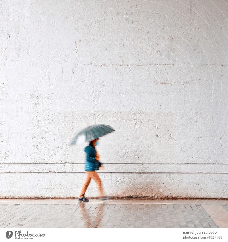 Frau mit einem Regenschirm in regnerischen Tagen im Frühling Saison Menschen Person regnet Regentag Wasser menschlich Fußgänger Straße Großstadt urban Bilbao