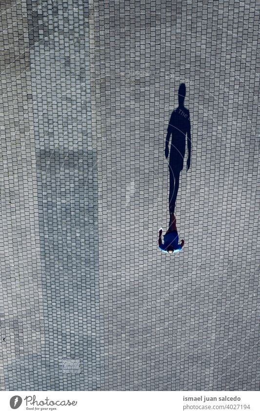 Schatten des Mannes, der auf der Straße geht Tourist Tourismus Person Menschen menschlich Fußgänger Silhouette im Freien Großstadt urban Stadtleben Lifestyle