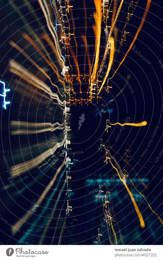 verschwommene Straßenlaternen bei Nacht in der Stadt Lichter Bewegung Geschwindigkeit Linien mehrfarbig Farben farbenfroh Bokeh hell glänzend Unschärfe