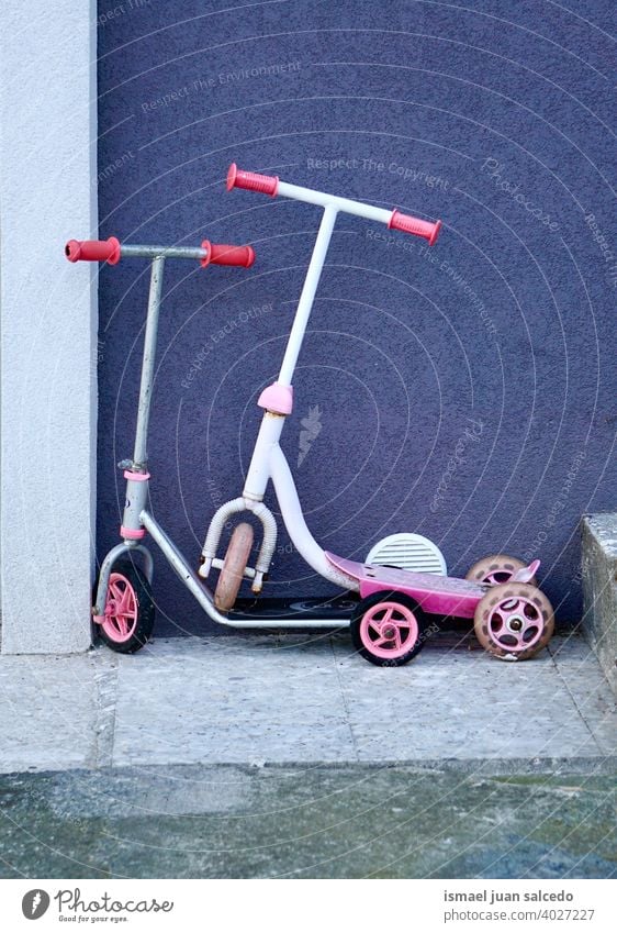 Roller Kinder Spielzeug auf der Straße Tretroller Dreirad Fahrrad vereinzelt Rad weiß rot Transport Kindheit Spaß Objekt Mitfahrgelegenheit Verkehr spielen