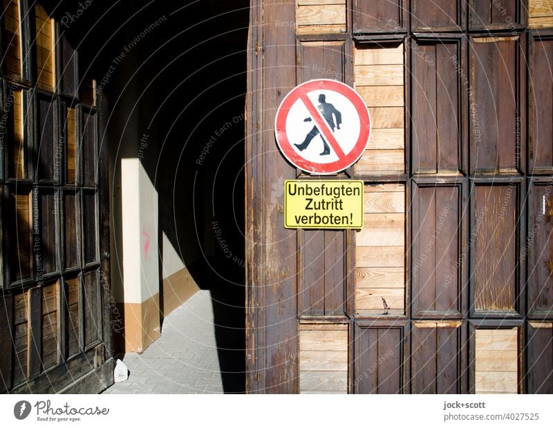 ungesund / unbefugten Zutritt verboten Warnschild Warnhinweis Schilder & Markierungen Holztor Sonnenlicht Schatten offen Verkehrsschild lost places Deutsch