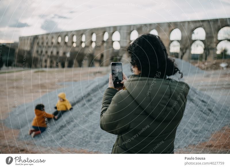 Mutter fotografiert spielende Kinder Mutterschaft authentisch Kindheit Familie & Verwandtschaft Fotografie Menschen Zusammensein Eltern Pflege Lifestyle