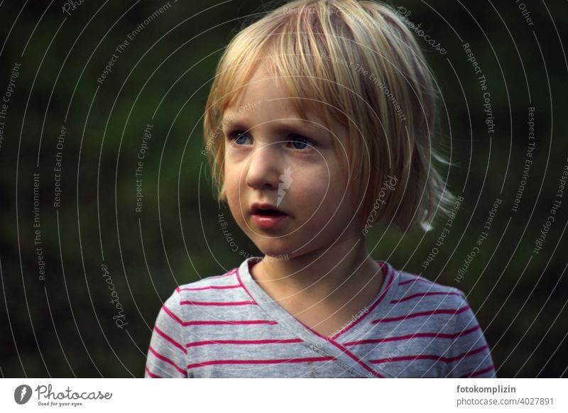 Kinderportrait Porträt Mädchen Mädchenportrait Kindheit Kleinkind Kindererziehung Schwache Tiefenschärfe Mensch kindlich ein Kind sein klein Vorschulkind