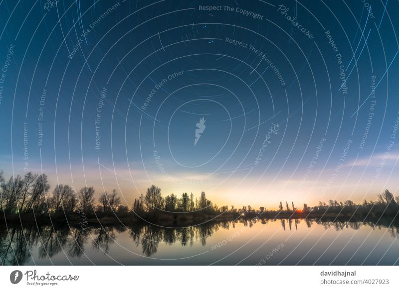 Sternspuren über dem Silbersee bei Speyer. Sternenpfad Sternenspuren Nachlauf Wanderwege Nordstern Polarstern polaris Erde rotierend Drehung ursae minoris