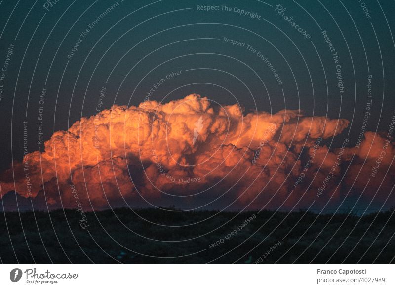 Sonnenuntergang mit Wolken am Horizont Cloud Wolkenloser Himmel Sonnenuntergangshimmel Unwetter stürmisch Abenddämmerung beeindruckend Sonnenlicht Kontrastreich