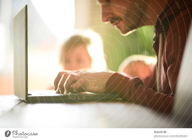 Homeoffice und Kinderbetreuung Laptop Notebook Mann Vater arbeiten zu Hause Pandemie Coronavirus Abgelenkt Kindererziehung Zeit Stress vernachlässigung