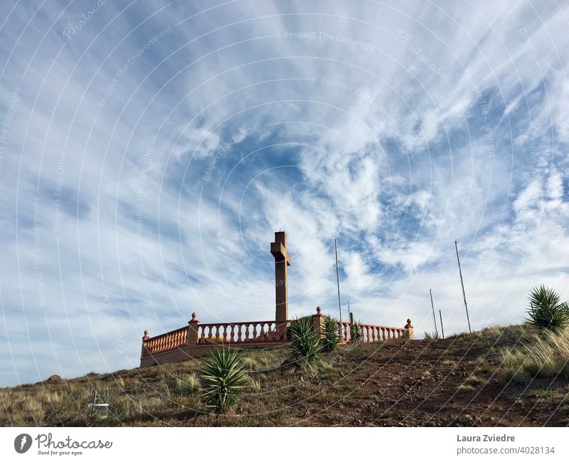 Kreuz auf der Spitze des Hügels durchkreuzen Himmel Religion Glaube Farbfoto Symbole & Metaphern Hoffnung Religion & Glaube im Freien Gebet heilig Spiritualität